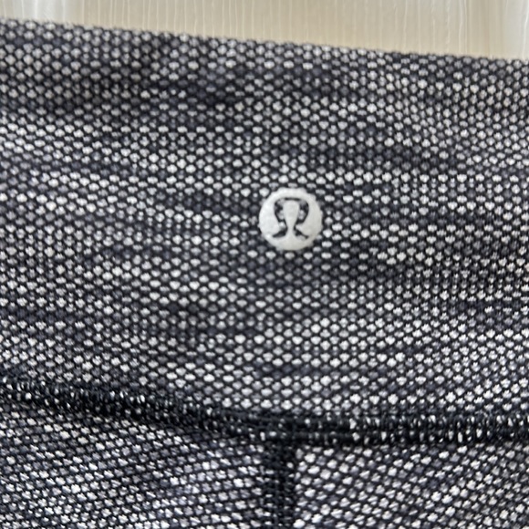 LIKE NEW! Lululemon Wunder Under Crop II - Picture 9 of 14